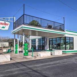Unique Texas Home in Converted Gas Station!، فندق في Schulenburg