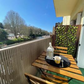Appartement avec balcon et vue sur port - wifi privé - au dessus du Restaurant le Yackams、ラ・ロシュ・ベルナールのホテル