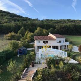 Trois gîtes ensemble dans le même immeuble devant la piscine avec terrasses offrant une vue magnifique, dont une couverte au niveau de la piscine et vue sur la vallée à l'étage