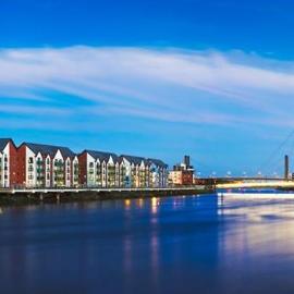 Luxury 2 Bedroom waterfront apartment with balcony, hotel v destinácii Newport