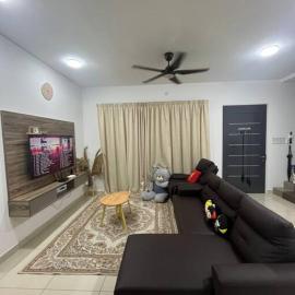 Hadeerna Homestay - Double storey terrace، فندق في Chemor