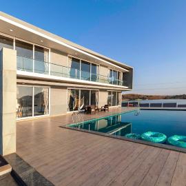 StayVista's Bellisimo Panorama - Lakeside Oasis with Infinity Pool, Modern Interiors, Open-to-Sky Bathtub, and Lush Green Lawn