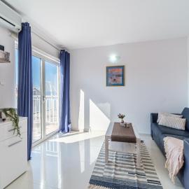 Luka's SEA View Terrace & Steps from the Beach apartment, hotel v destinaci Mirce
