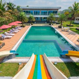 SaffronStays Palm Paradise - twin 3BR villas with pool, slides, mango plantations & outdoor games near Mumbai, hotel em Padghe