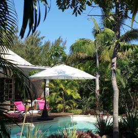 Maison meublée avec piscine près du Lagon, hotel in La Saline les Bains