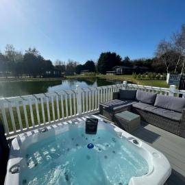 Lakeside Retreat Lodge With Hot Tub, hotel in Pocklington