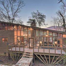 Lakefront ‘Glass House’ Cabin w/ Mountain Views!, hotel en Jasper