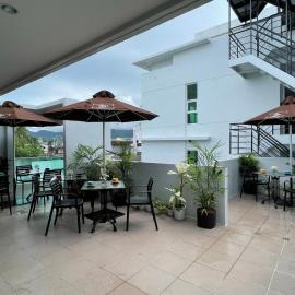 J Spazio Apartelle and Cafe, hotel di Baranghauon