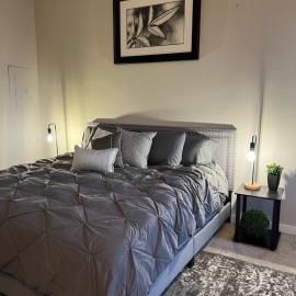 Uptown Townhouse Studio Apartment -WiFi-10 min walk to Spectrum Center, hotel a Charlotte