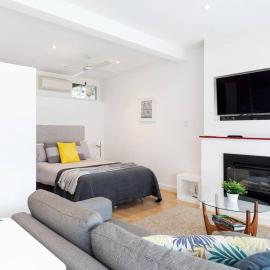 Modern Stylish Self-contained Studio Apartment, Hotel in Burnside