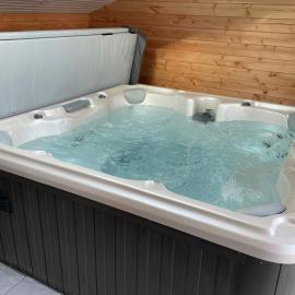 Magnifique corps de ferme rénové avec Jacuzzi, отель в городе Hillion