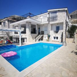 Villa Bosna Near Dubrovnik very beautiful Villa entirely privatized swimming pool, jacuzzi, sauna, billiard, ping-pong，Ivanica的飯店