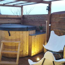 LA ROULOTTE DES AMISH & Bain Nordique à Remous Jacuzzi, hotel in Mattexey