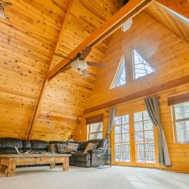 Furnished Deck + Fire Pit: Happy Jack Cabin, hotel u gradu 'Happy Jack'