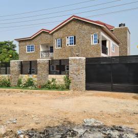Charming Quiet & Cozy - Close to Highway Parking, hotel in Apenkwa