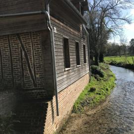 Maison au bord de riviere , 15 min de la mer