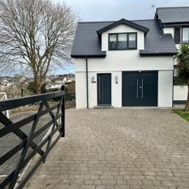 Orchard Lodge-Coastal Retreat, newly built hideaway with village views and private terrace, hotel a Saint Brides Major
