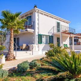Villa Mária Marta, hotel i Mirce