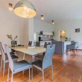 Exklusive Stadtvilla-190qm- Parkplatz- 3Schlafzimmer- 2 Bäder- Netflix- Waschmaschine- 4 Etagen-nähe Theater, hotel Cottbusban