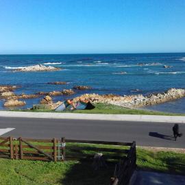 Franskraal-Bit of Salt-Rustic Family Beach House-From R1650 per night, sleeps 6,min 2 nights, please note no TV is available, only a Monitor and a HDMI Cable for streaming purposes
