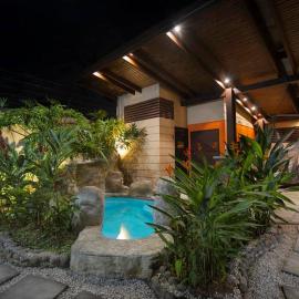 Elegant Villa in La Fortuna with spacious backyard plus very private pool & parking