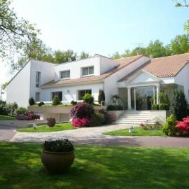 Les Jardins de la Muse, piscine couverte, spa et fitness, hotelli kohteessa Basse-Goulaine