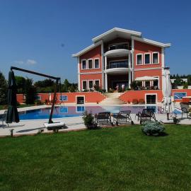 Silivri Gazitepe'de 3 katlı, havuzlu lüks villa, hotel v destinaci Silivri