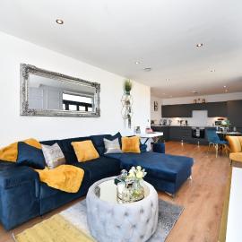 Spacious Designer 2BR Executive Apt, Near Beach & Marina, Central Location