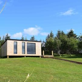 Modern cabin with stunning views & private hot tub, hotel in Breakish