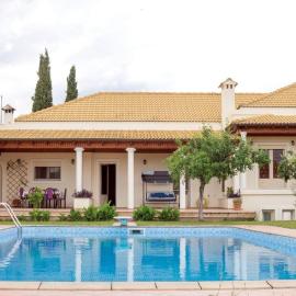 Laki Villa with pool and jacuzzi, viešbutis mieste Ágios Geórgios