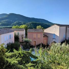 Maisonnette dans domaine avec piscine à Nyons, pays des olives, hotel a Nyons