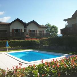 Incantevole appartamento con piscina e vista monti, hotel in Lanzo dʼIntelvi