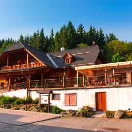 Srub Karolina, hotel a Deštné v Orlických horách
