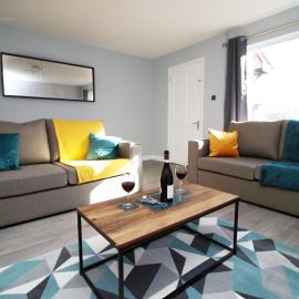 CHANDOS - Spacious Home, High Speed Wi-Fi, Free Parking, Garden، فندق في سويندون