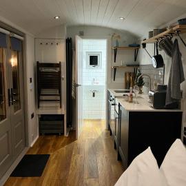 Luxury Shepherds Hut - The Sweet Pea by the lake, hotel in York