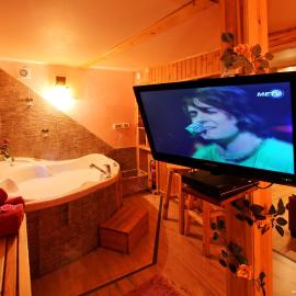 Under the Walnut Tree Shade Lodge، فندق في Adi