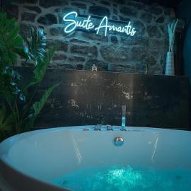 Suite Luxueuse Jacuzzi SUITE AMANTIS By Noma, hotel u gradu 'Saint-Chamond'