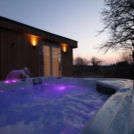 Allt Mor Rentals - Chalet with hot tub, And Studio Apartment no hot tub, hotel in Roybridge