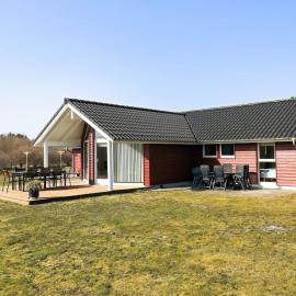 8 person holiday home in Brovst-By Traum، فندق في Brovst