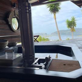 Knysna Lodge - Self Catering Unit with Woodfired Hot Tub、クニスナのホテル