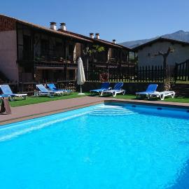 El Canchal de la Gallina -Cafetería -Aparcamiento gratis - Jacuzzi - Piscina de agua caliente abierta desde el 28 de Marzo, ξενοδοχείο σε Hervás
