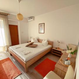 The Manzoni family 1, hotel in Punat