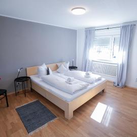 Wohnung OG KLIMATISIERT mit 3 Schlafzimmer in ruhiger Gegend