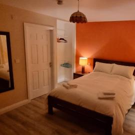 Spacious Curragh 2-bed apartment with own entrance, hotel en Brownstown Cross Roads