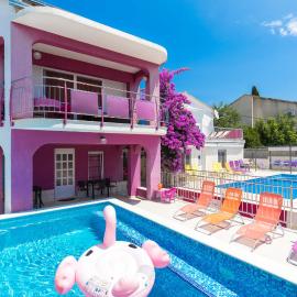 Beachfront villas Pinky-Superior heated pools and jacuzzi just 25 m from see, hotel in Seget Vranjica
