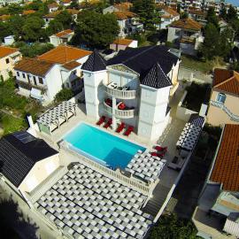 Apartments Villa Zlatko: Zadar şehrinde bir otel