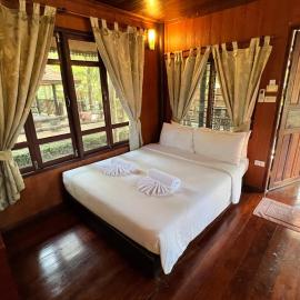 The Canal Garden Resort, hotel in Ban Huai Sua