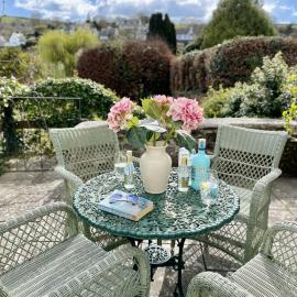Orchard Cottage - Walking distance of the river, charming sunny patio, quiet location