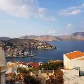 Experience the greek way of life in Nikolas house!, hôtel à Symi