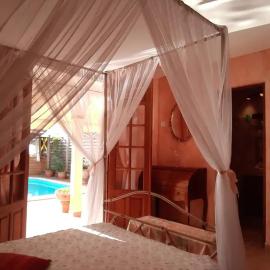 Agréable chambre indépendante avec sa SDB son carbet-cuisine et piscine – hotel w mieście Saint-Claude